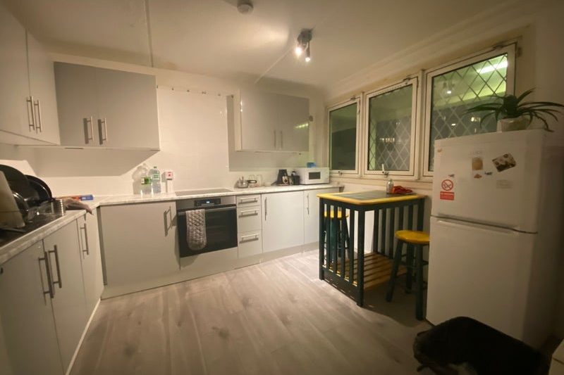 Cozy Double Room in Spacious Shared Home – SW11, Near Battersea Park
