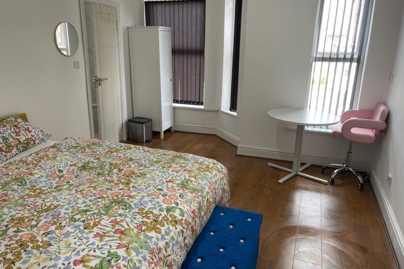 Rooms in 7-Bed Semi-Detached House – Dickenson Road, M13, Manchester